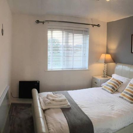 2-Bed Sleeps 4 Comfy For Contractors With Free Parking In Crawley Near Gatwick Manor Royal Refurbished Apartment Exterior photo