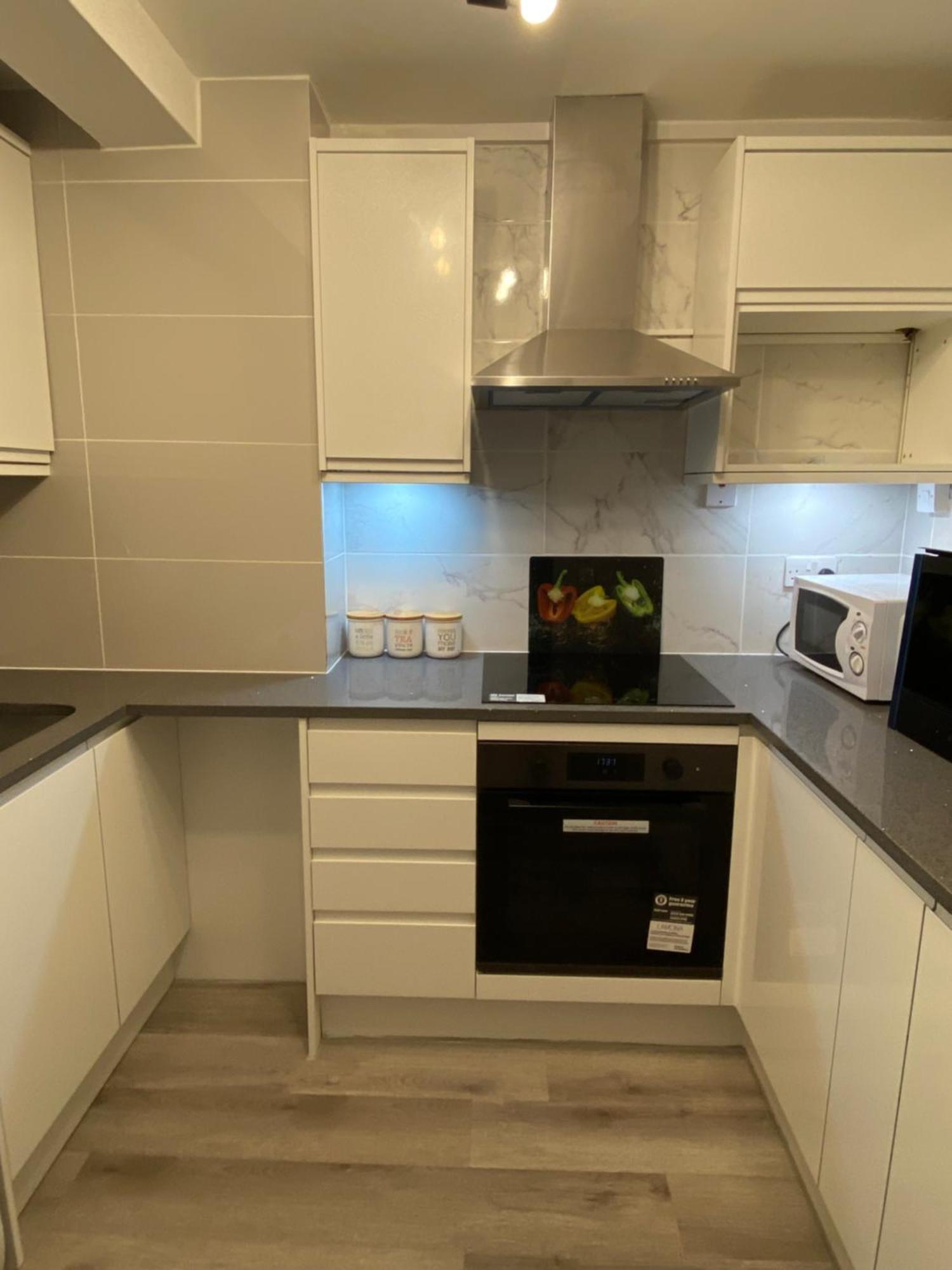 2-Bed Sleeps 4 Comfy For Contractors With Free Parking In Crawley Near Gatwick Manor Royal Refurbished Apartment Exterior photo