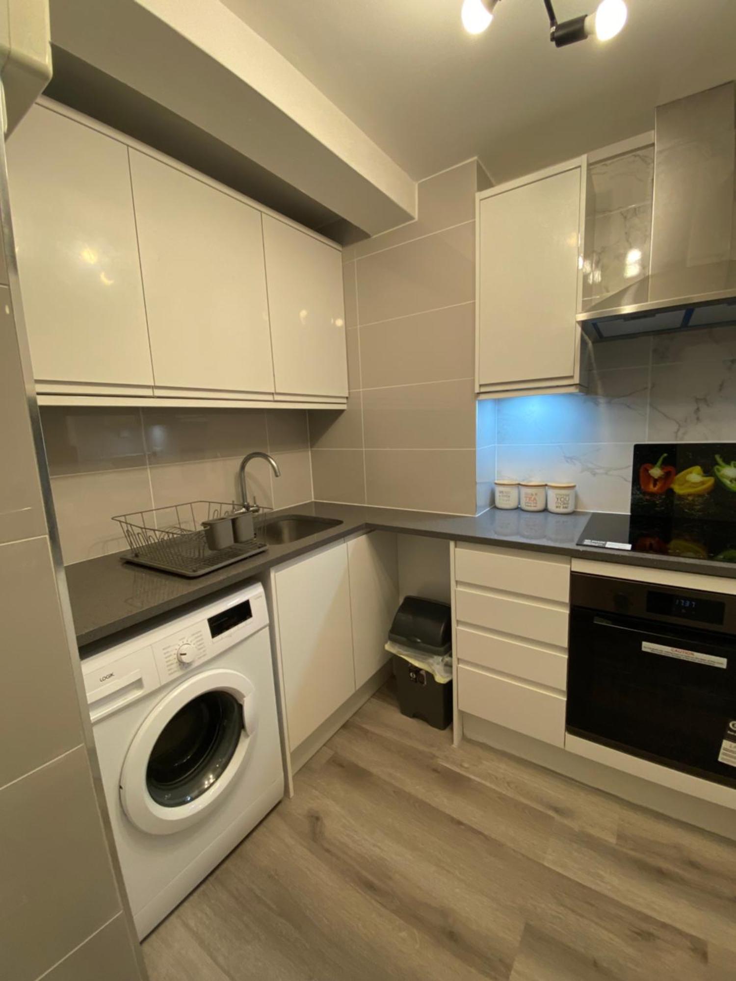 2-Bed Sleeps 4 Comfy For Contractors With Free Parking In Crawley Near Gatwick Manor Royal Refurbished Apartment Exterior photo