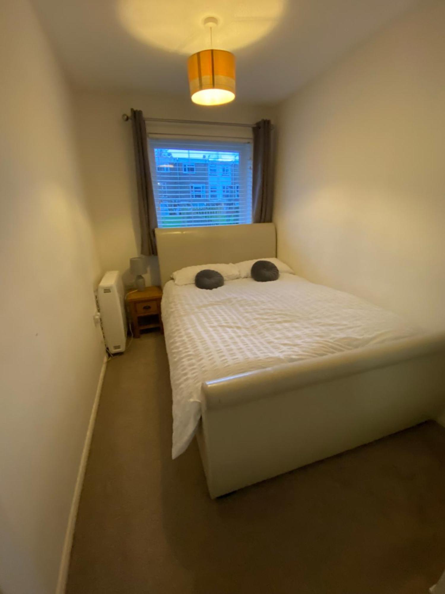 2-Bed Sleeps 4 Comfy For Contractors With Free Parking In Crawley Near Gatwick Manor Royal Refurbished Apartment Exterior photo